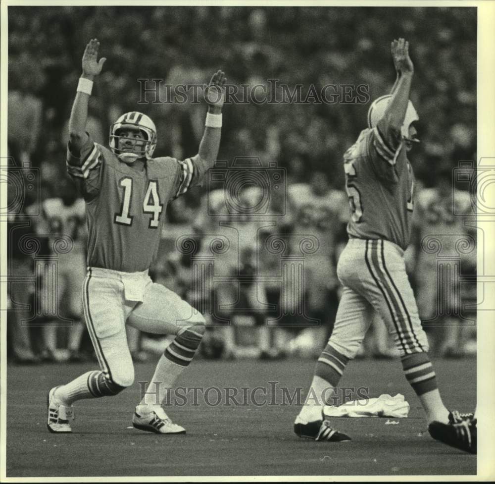 Press Photo Oilers&#39; holder Gifford Nielsen signals Tony Fritsch&#39;s kick is good.- Historic Images