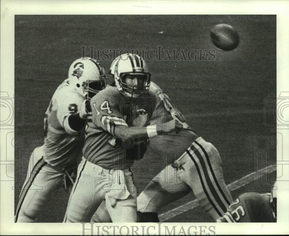 1982 Press Photo Oilers Gifford Nielsen releases pass while under Bucs pressure- Historic Images