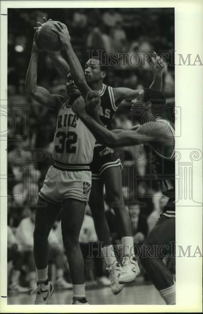 1988 Press Photo Rice&#39;s Ronald Robertson tries a shot on a pair of TU defenders.- Historic Images