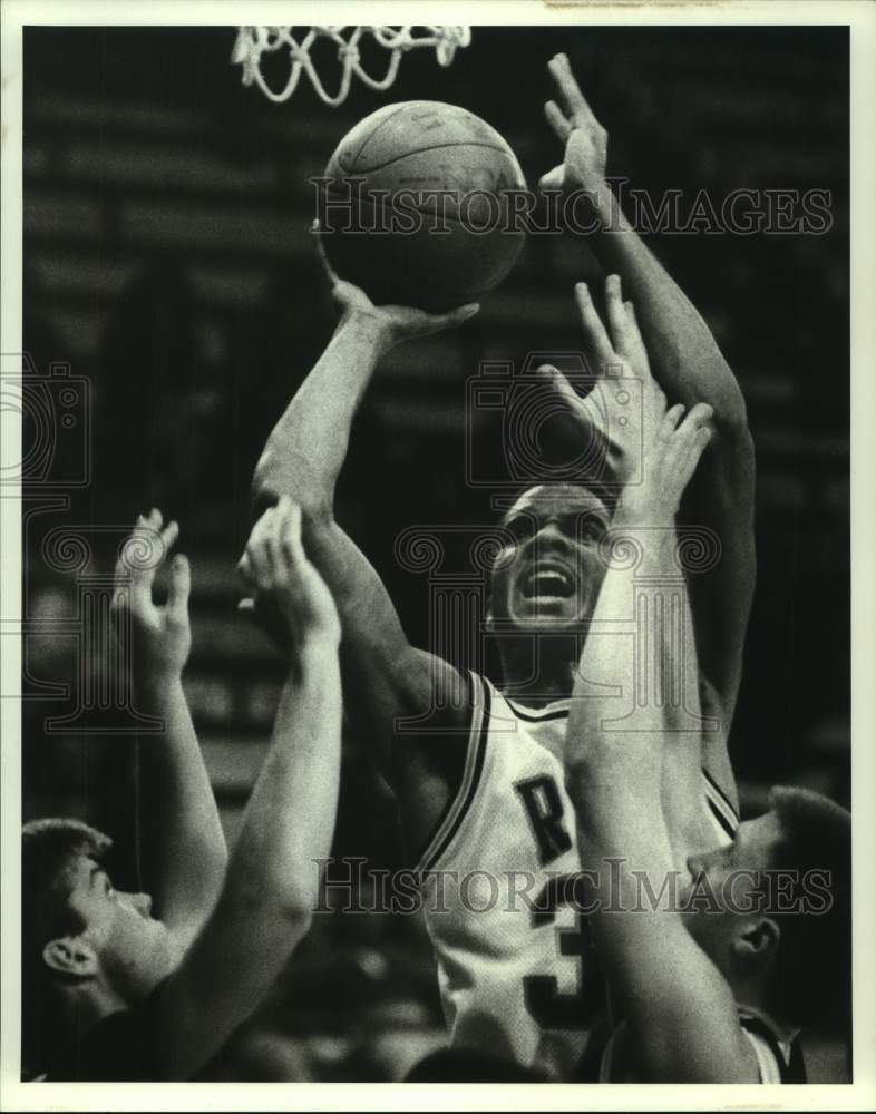 1988 Press Photo Rice&#39;s Ronald Robertson shoots over Wisconsin-Oshkosh defenders- Historic Images