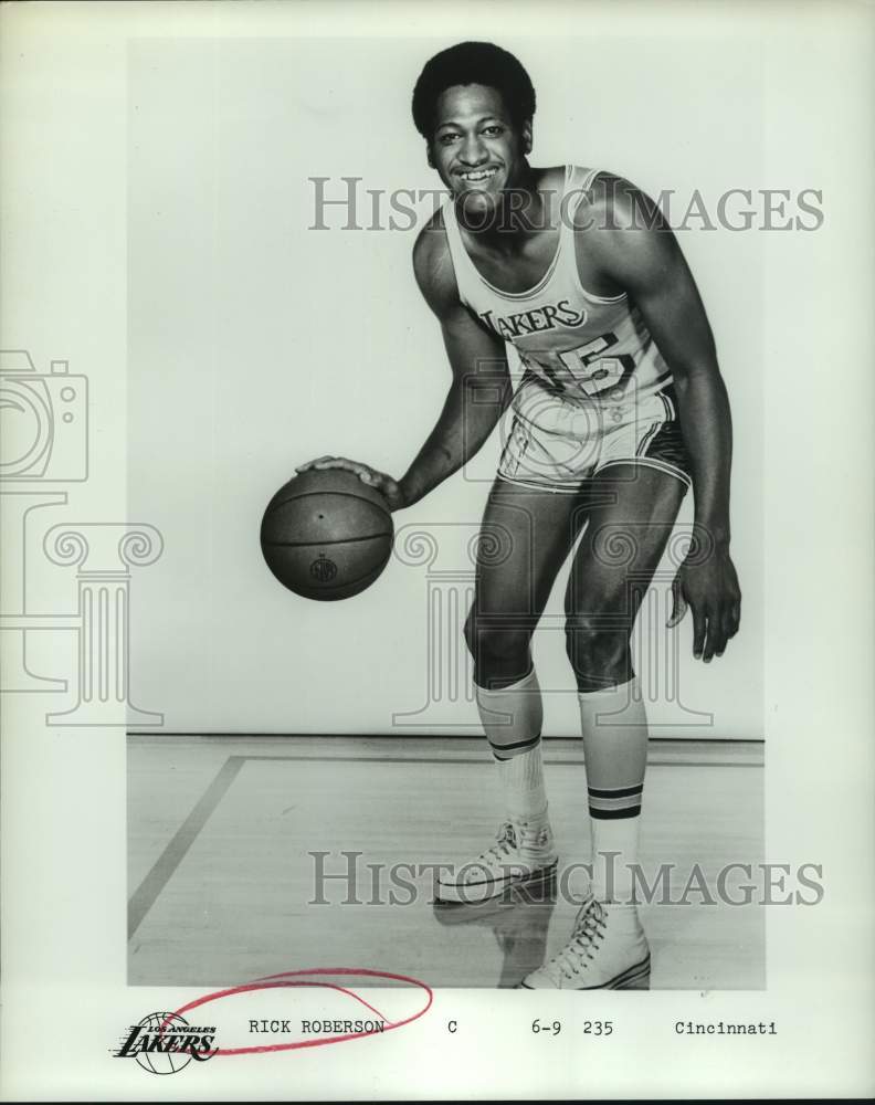 1972 Press Photo Lakers center Rick Roberson, 6'-9" of University of Cincinnati.- Historic Images