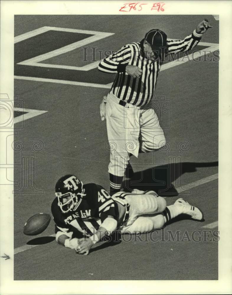 1979 Press Photo Football referees must be fleet of foot to stay safe on field.- Historic Images