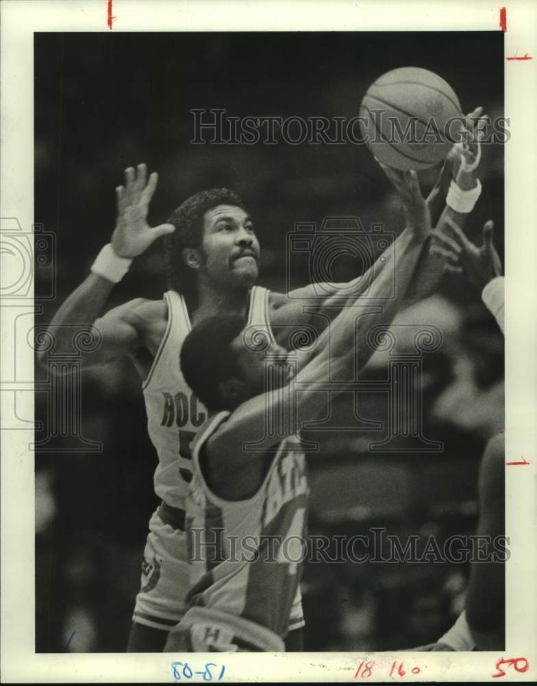 1981 Press Photo Rockets&#39; Bobby Joe Reid blocks Hawks&#39; Rudy Macklin&#39;s shot.- Historic Images