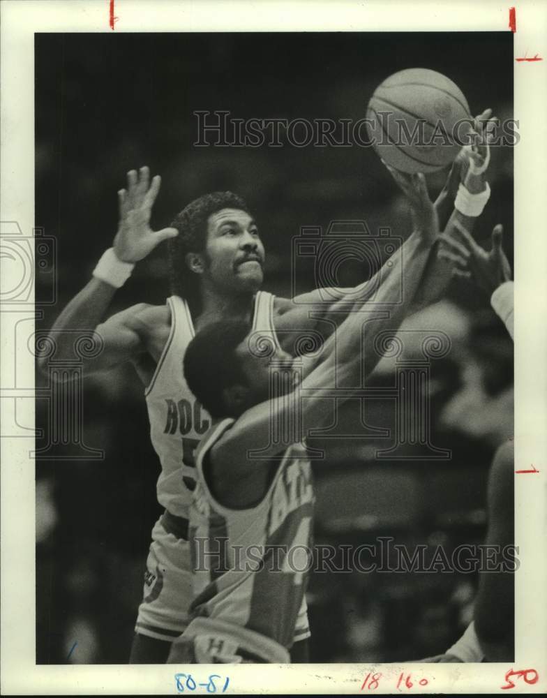 1981 Press Photo Rockets' Bobby Joe Reid blocks Hawks' Rudy Macklin's shot.- Historic Images