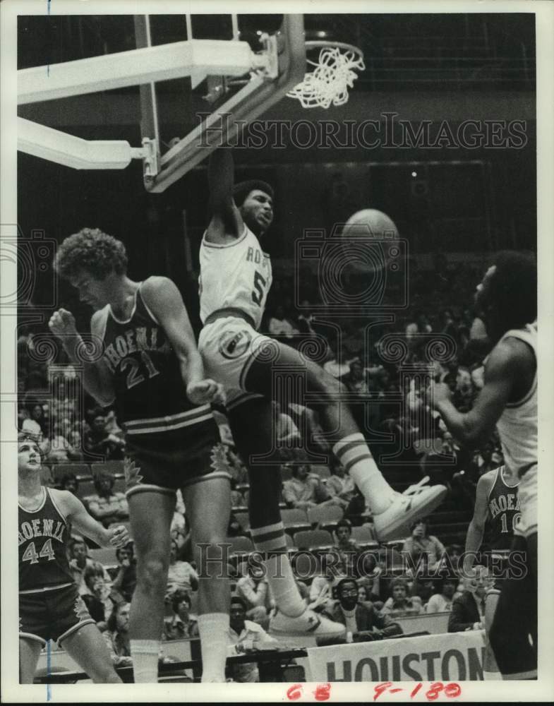 1977 Press Photo Rockets&#39; Robert Reid dunks over Suns&#39; Dennis Awtrey.- Historic Images