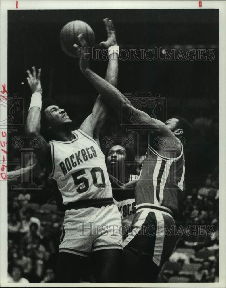 1980 Press Photo Rockets&#39; Robert Reid battles for rebound; Moses Malone looks on- Historic Images