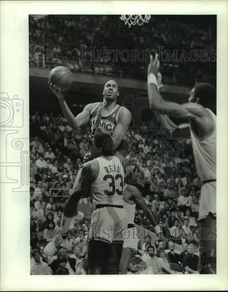 1987 Press Photo Sonics&#39; Alton Lister is fouled by Rockets&#39; Robert Reid.- Historic Images