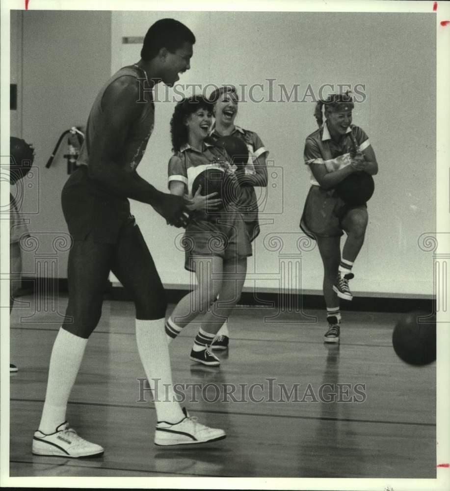 1987 Press Photo Rockets&#39; Robert Reid and cast of &quot;shooting Stars&quot; at Texas Club- Historic Images