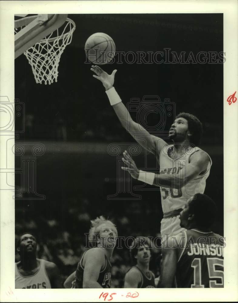 1982 Press Photo Rockets&#39; Robert Reid shoots over top group of Piston defenders- Historic Images