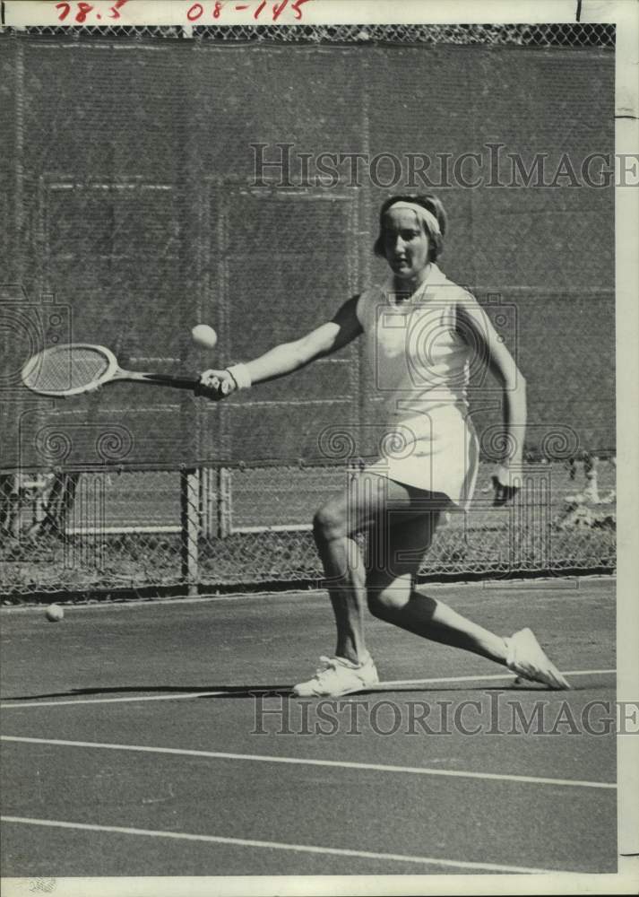 1974 Press Photo Defending champion tennis pro Nancy Reed hits a forehand.- Historic Images