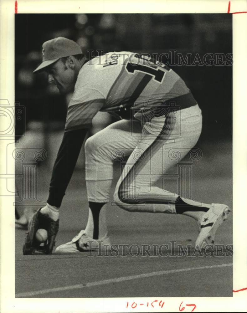 1982 Press Photo Astros&#39; Art Howe back hands foul ball at third base.- Historic Images