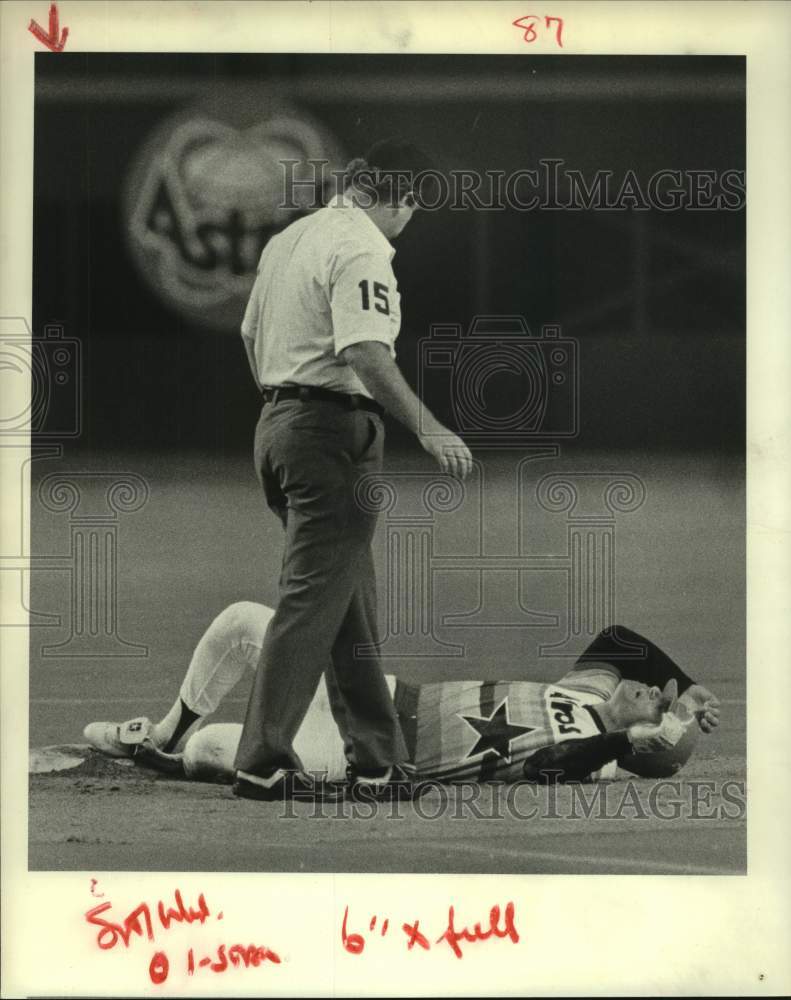 1982 Press Photo Astros&#39; Art Howe on ground in agony after pulling hamstring.- Historic Images