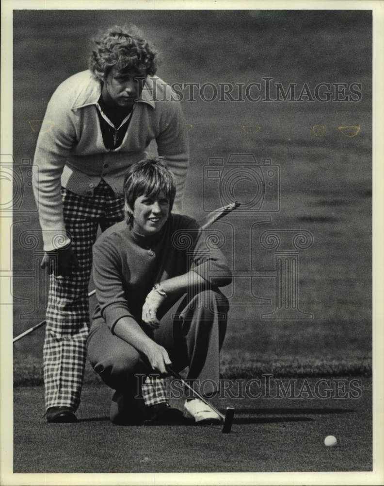 1975 Press Photo Professional golfer Sue Roberts and caddy line up putt on #13.- Historic Images