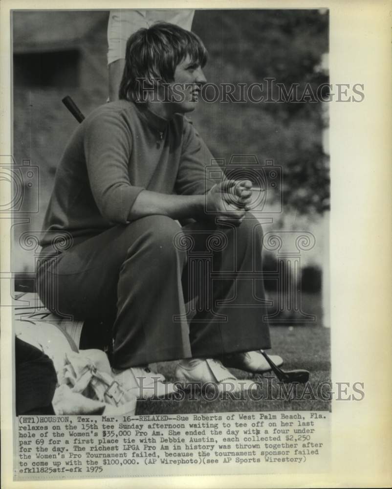 1975 Press Photo Pro golfer Sue Roberts waits to tee off at Pro-Am in Houston.- Historic Images