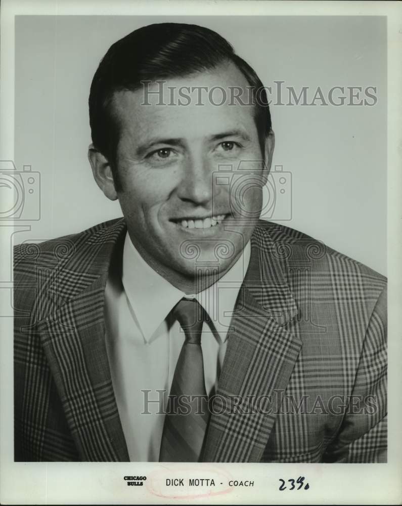 1972 Press Photo Chicago Bulls head basketball coach Dick Motta. - hcs17330- Historic Images