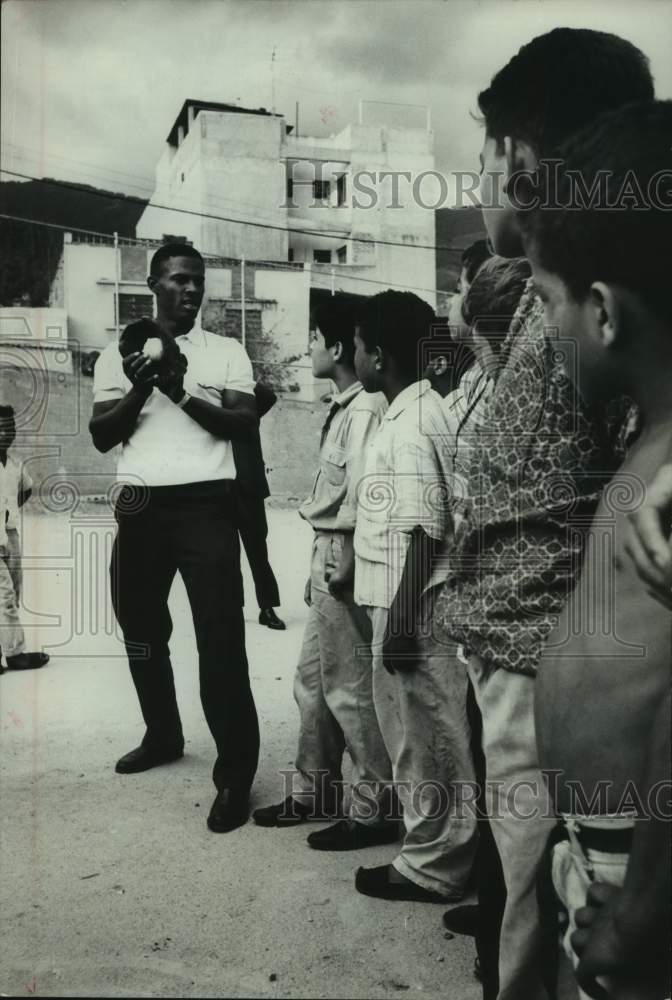 1963 Press Photo Pirates Manuel Mota demonstrates how to hold baseball glove.- Historic Images