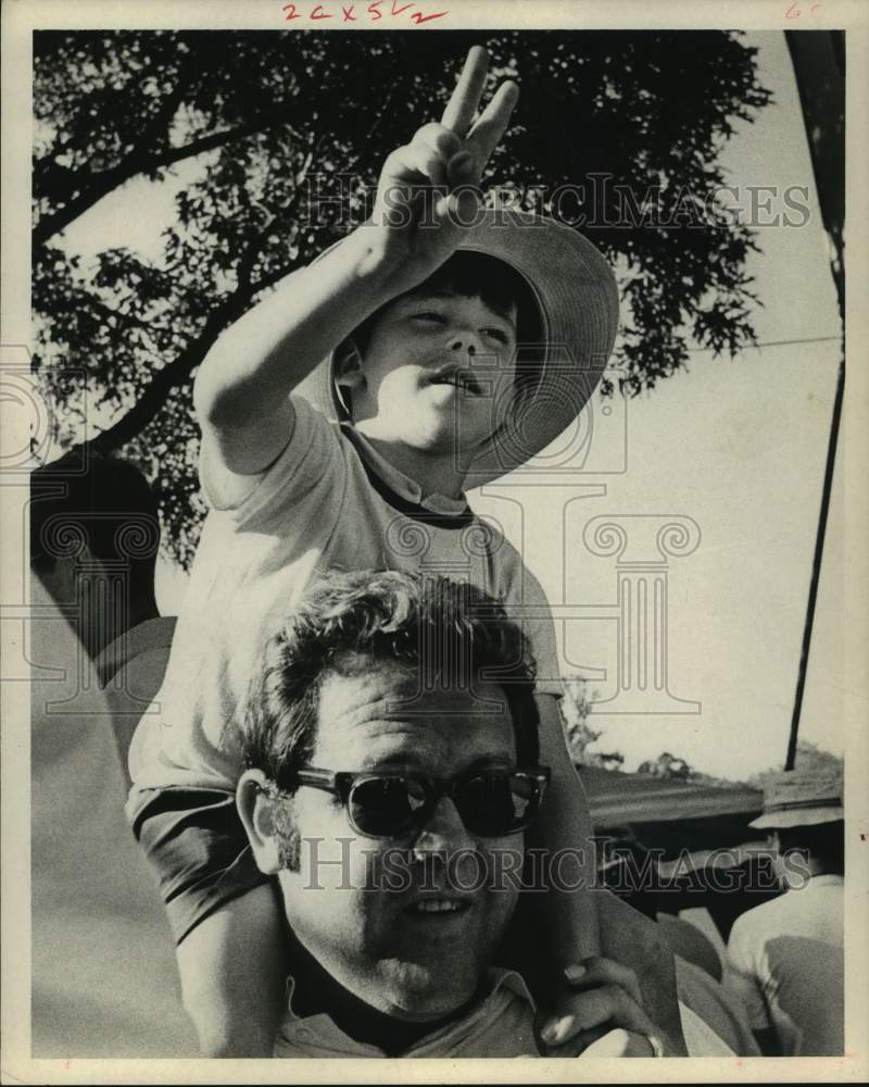 1969 Press Photo Son of Orville Moody, Todd on Bill Freeman&#39;s shoulders.- Historic Images