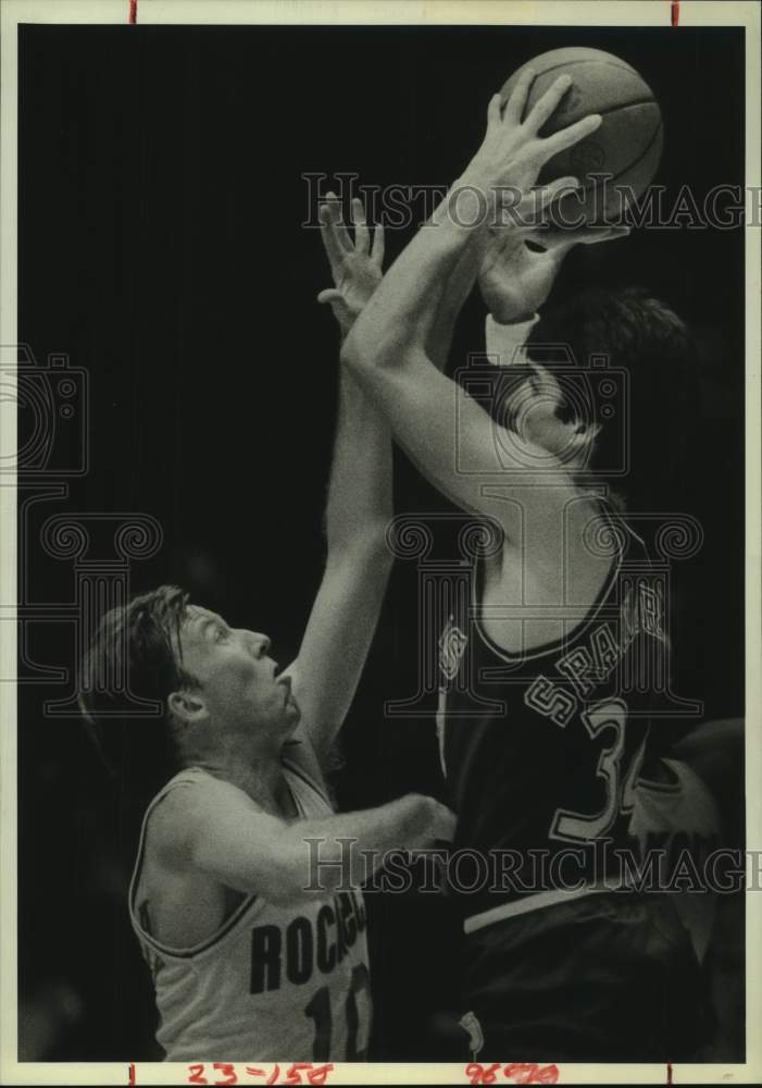 1981 Press Photo Rockets&#39; Mike Dunleavy guards Mavericks&#39; Jim Spanarkel.- Historic Images