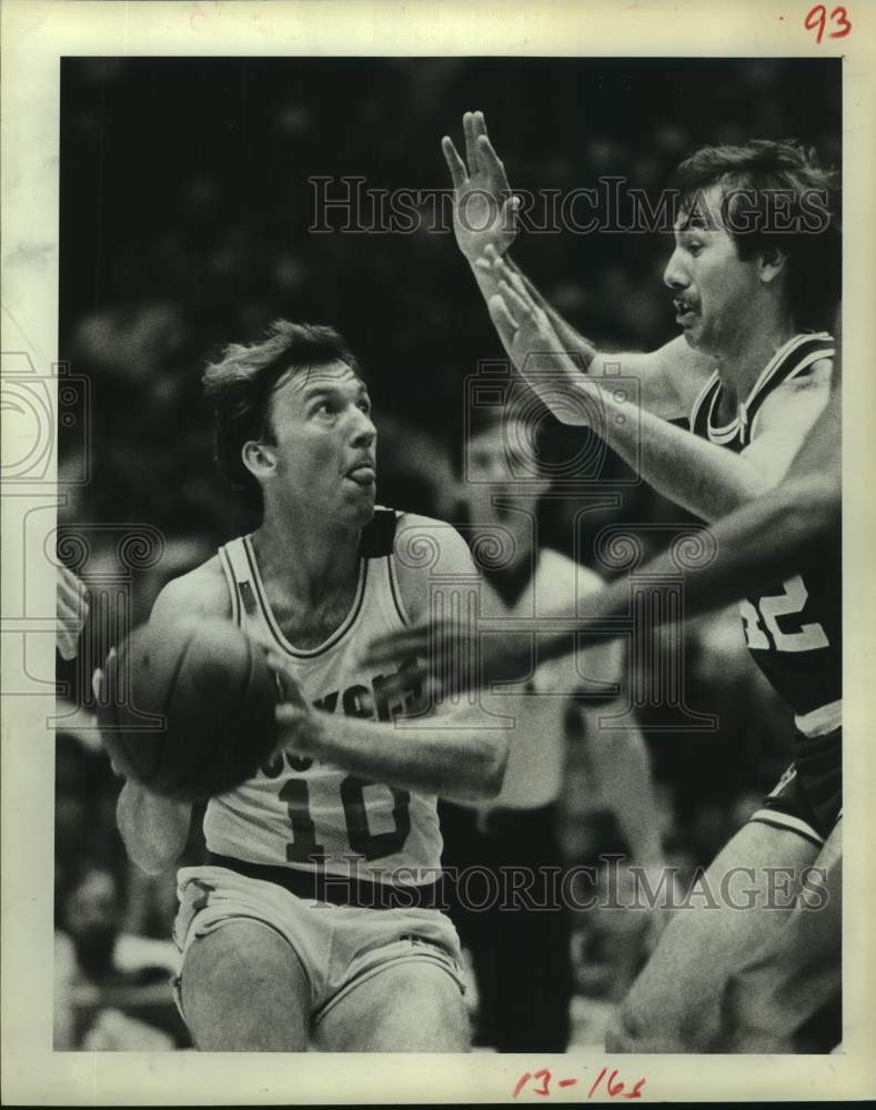 1981 Press Photo Rockets' Mike Dunleavy is guarded by Celtics' Chris Ford.- Historic Images