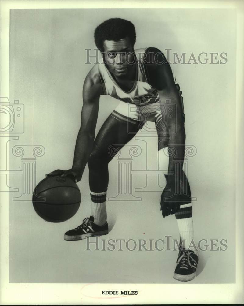 1972 Press Photo New York Knicks basketball player Eddie Miles. - hcs17415- Historic Images