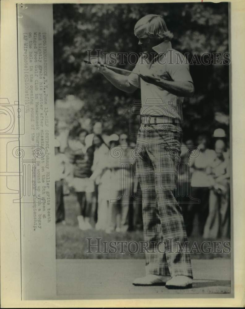 1974 Press Photo Pro golfer Johnny Miller reacts to missing putt at U.S. Open.- Historic Images