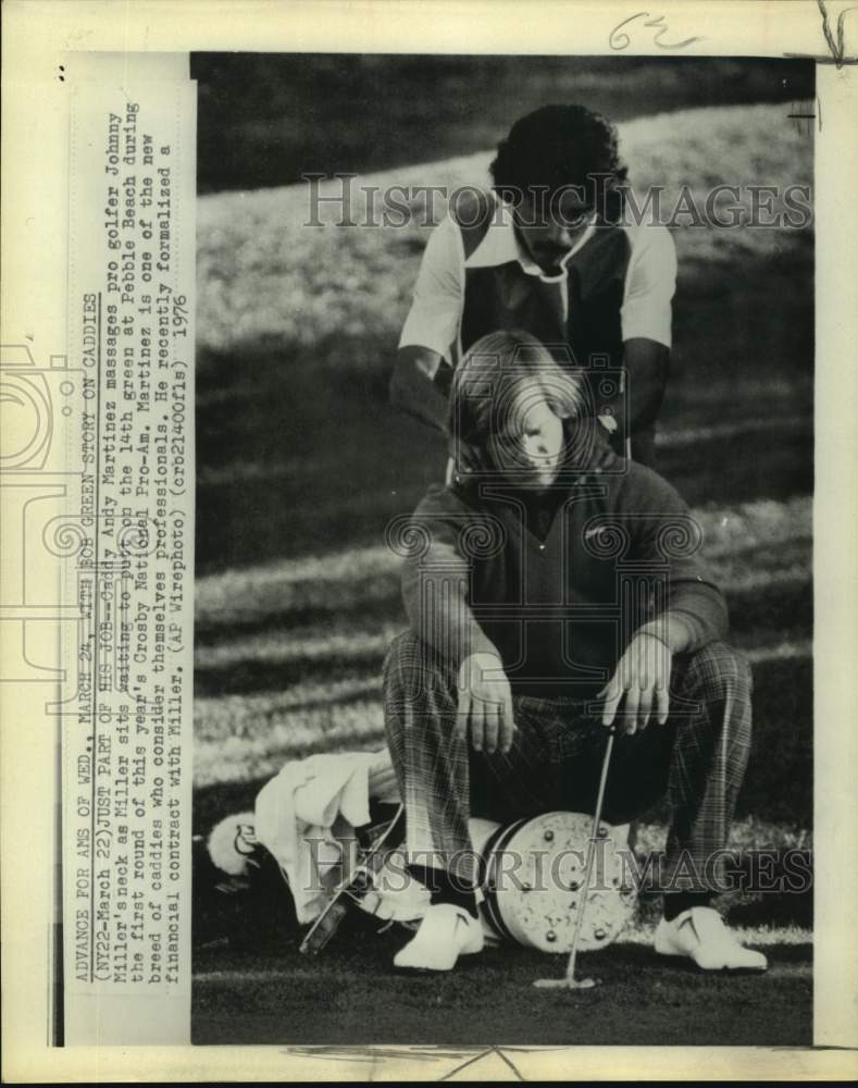 1976 Press Photo Caddy Andy Martinez massages Johnny Miller&#39;s neck before putt.- Historic Images