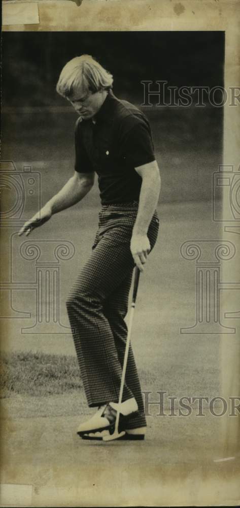 1976 Press Photo Pro golfer Johnny Miller dances on green after making putt.- Historic Images