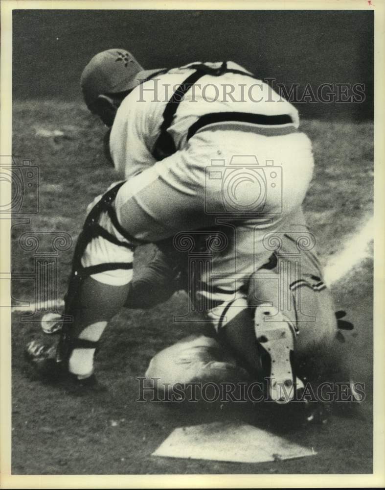 1974 Press Photo Cardinals&#39; Lou Brock tagged out by Astros&#39; Milt May at home.- Historic Images