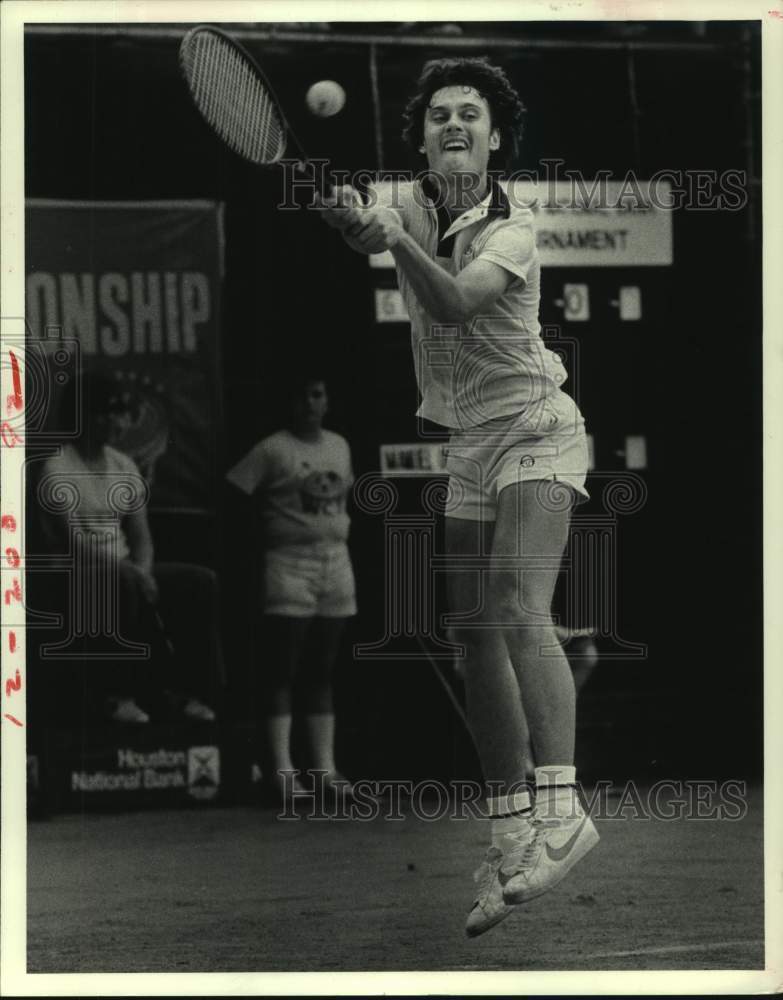 1979 Press Photo Pro tennis player Gene Mayer leaps to hit forehand return.- Historic Images