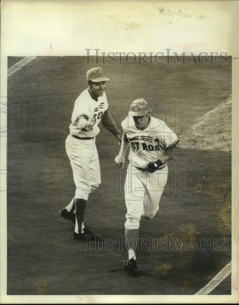 1974 Press Photo Astros&#39; congratulates player as he rounds third base.- Historic Images