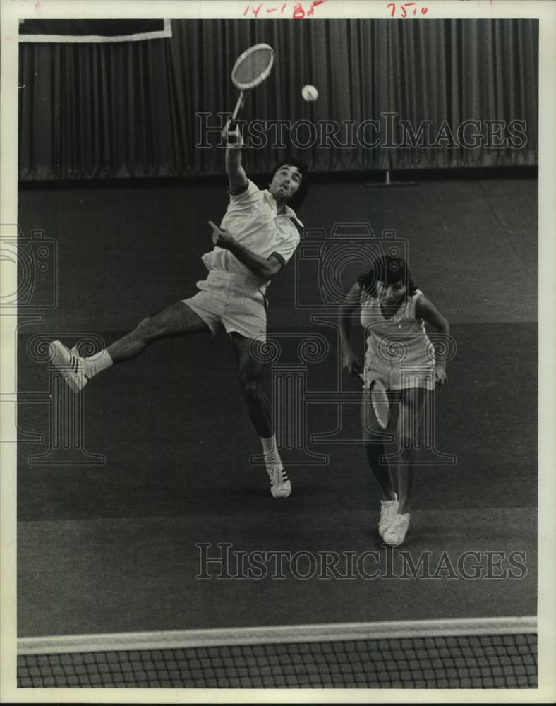 1977 Press Photo tennis player Alex Metreveli hits overhand shot; partner ducks.- Historic Images