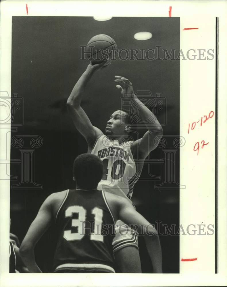 1982 Press Photo Houston&#39;s Larry Micheaux scores two of his 26 against Arizona.- Historic Images