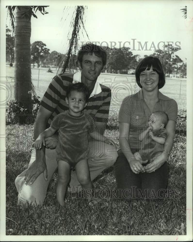 1977 Press Photo Astros' shortstop Roger Metzger, wife Tamy & sons Kurt and Ryan- Historic Images