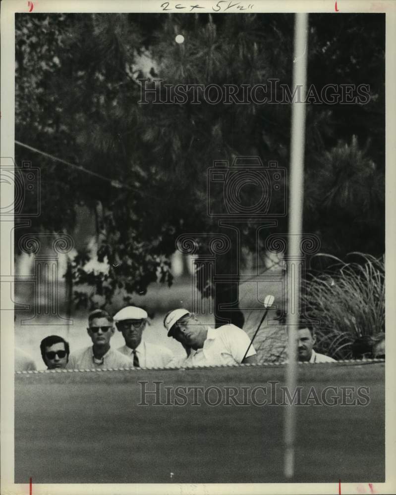 1970 Press Photo Pro golfer Fred Marti hits out of rough on hole #16.- Historic Images