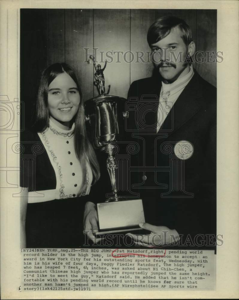 1971 Press Photo High-jumper Pat Matzdorf receives award with wife Peggy in NY.- Historic Images