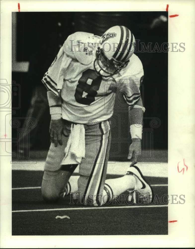 1982 Press Photo Oilers' Archie Manning gets up after Giants third straight sack- Historic Images