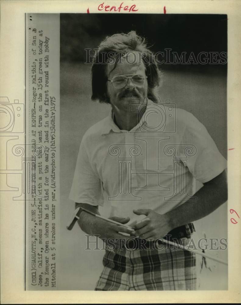 1975 Press Photo Pro golfer Roger Maltbie is happy with putt at Kemper Open- Historic Images