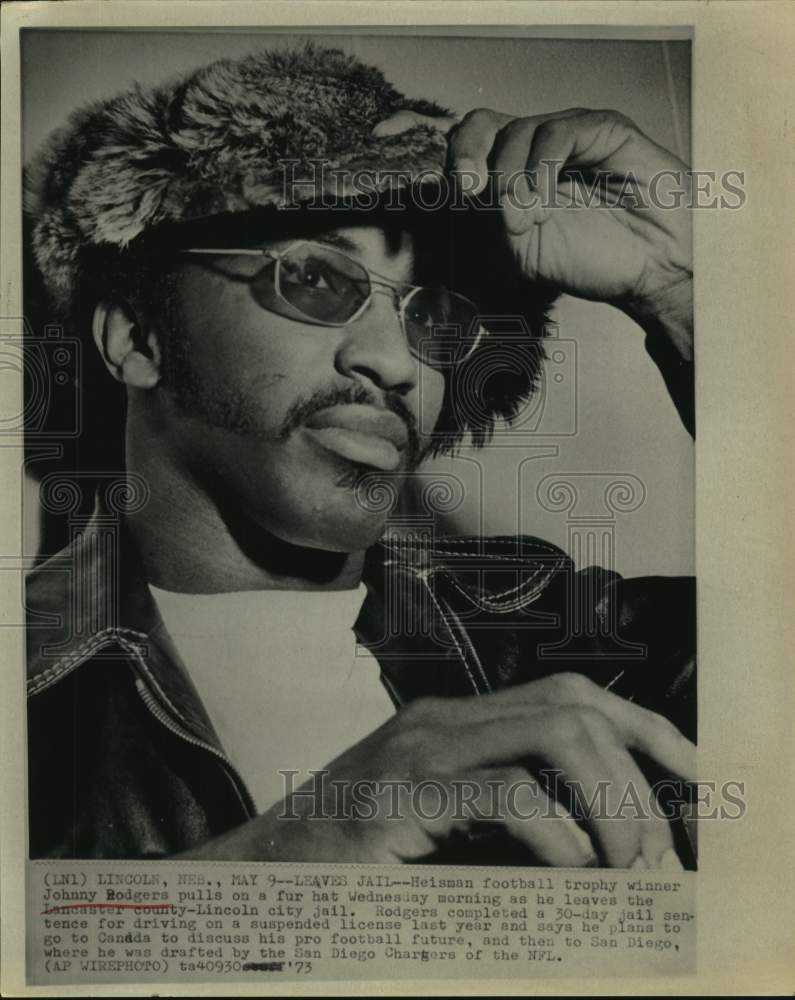 1973 Press Photo Heisman winner Johnny Rodgers dons fur hat as he leaves jail.- Historic Images