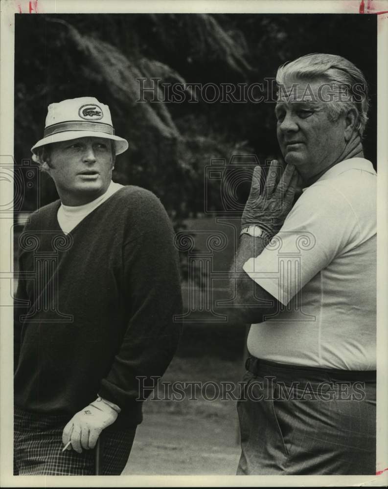 1971 Press Photo Pro golfers Phil Rodgers and Jimmy Demeret discuss their rounds- Historic Images