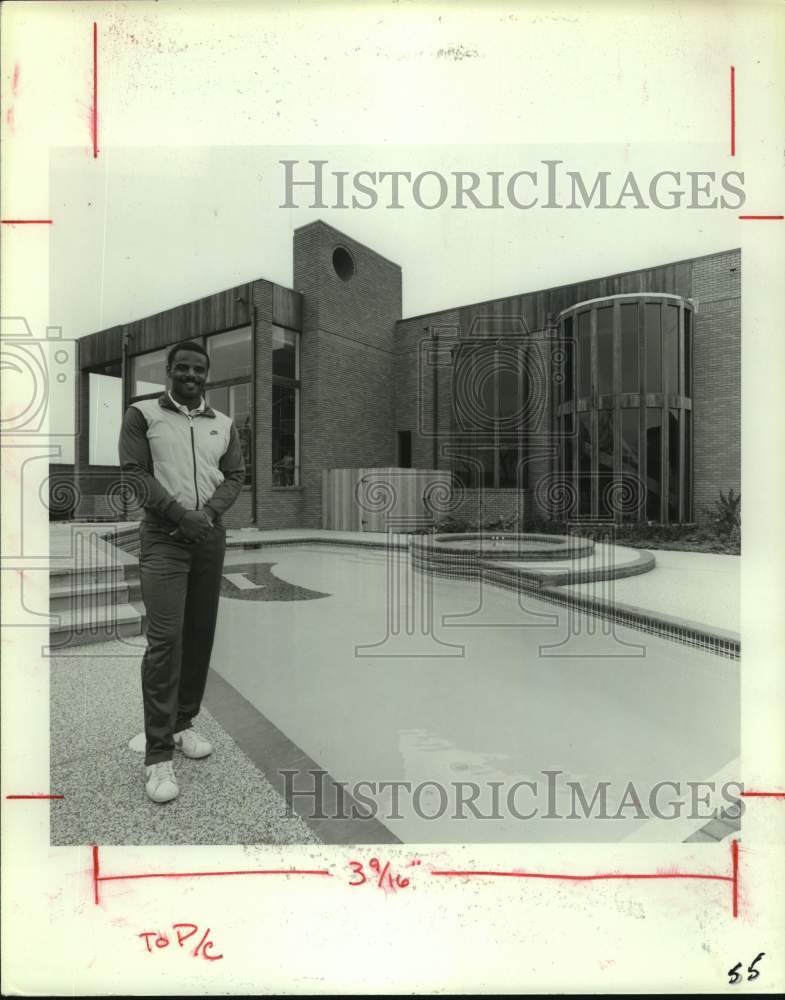 1985 Press Photo Oilers&#39; quarterback Warren Moon stands outside home.- Historic Images