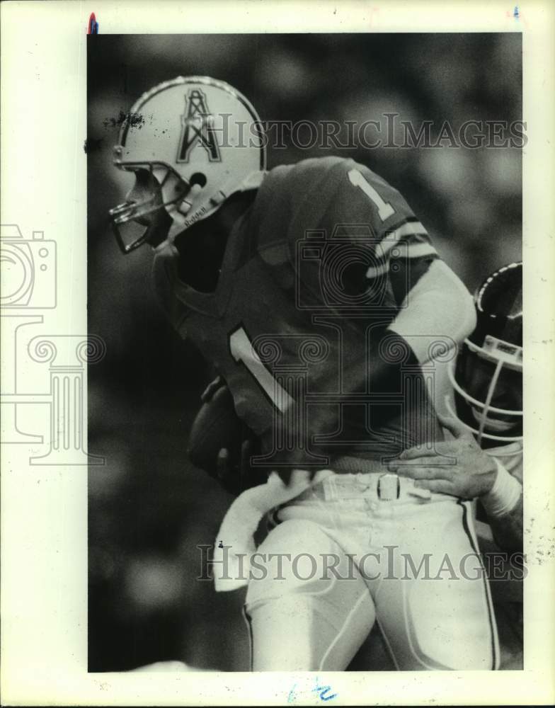 1985 Press Photo Oilers&#39; quarterback Warren Moon is sacked by New York Giant.- Historic Images