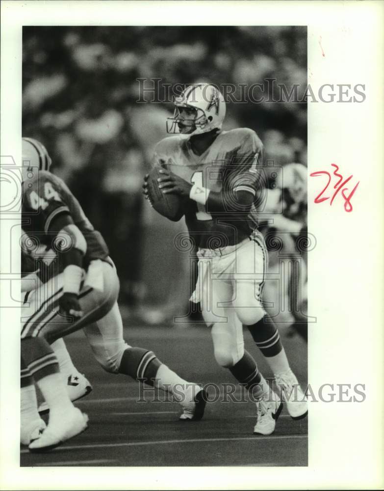 1990 Press Photo Oilers&#39; quarterback Warren Moon looks down field for a receiver- Historic Images