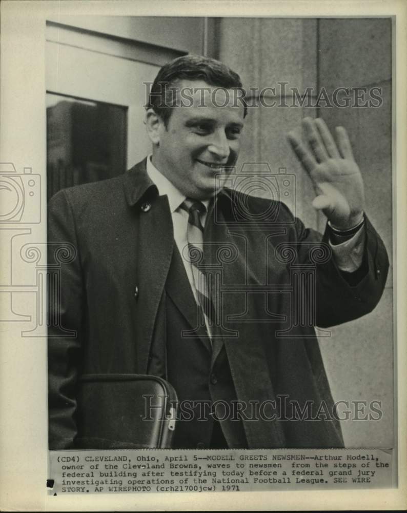 1971 Press Photo Browns owner Arthur Modell waves to newsmen at federal building- Historic Images