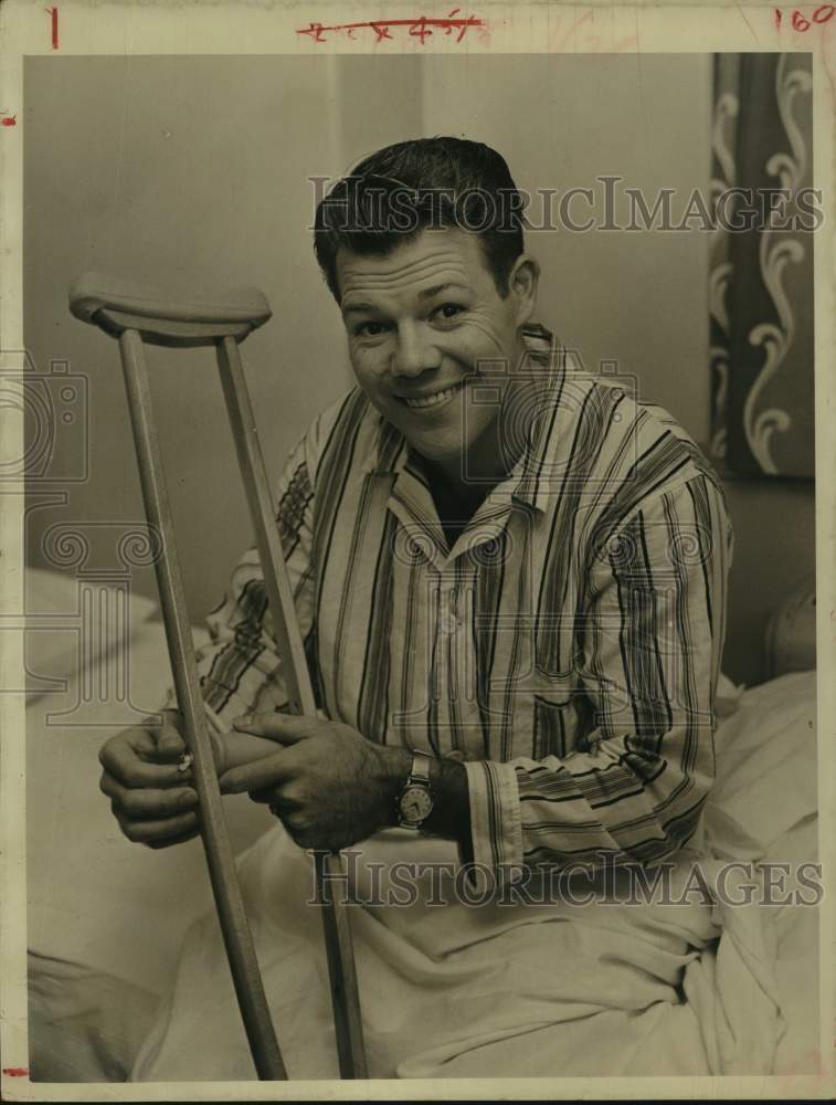 1959 Press Photo 49&#39;ers&#39; halfback Dickie Moegle adjusts crutch grip in hospital.- Historic Images