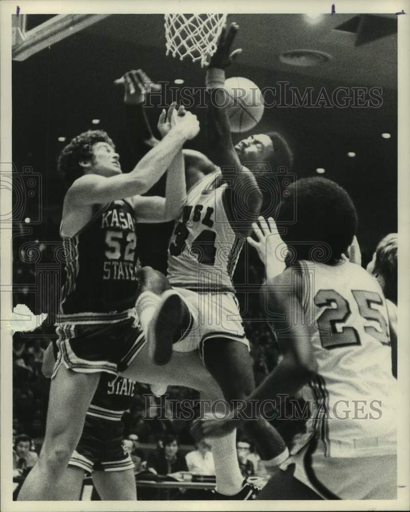 1973 Press Photo Kansas State&#39;s Steve Mitchell battles for a rebound.- Historic Images