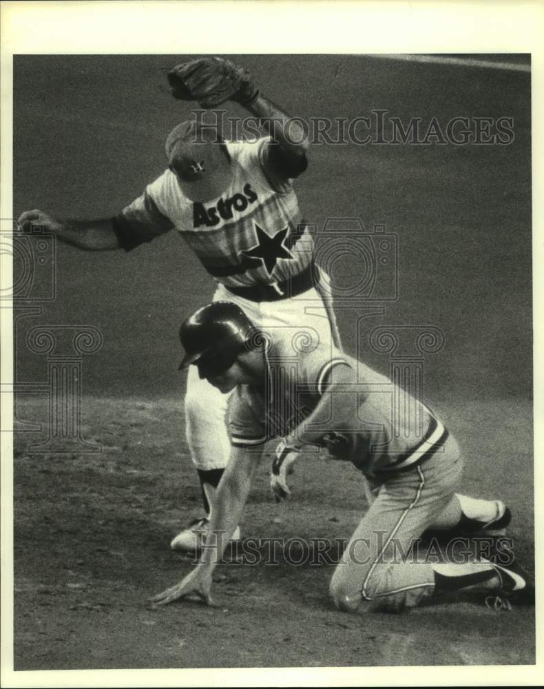 1982 Press Photo Astros Phil Garner misses tag as Braves Bob Horner steals 2nd.- Historic Images