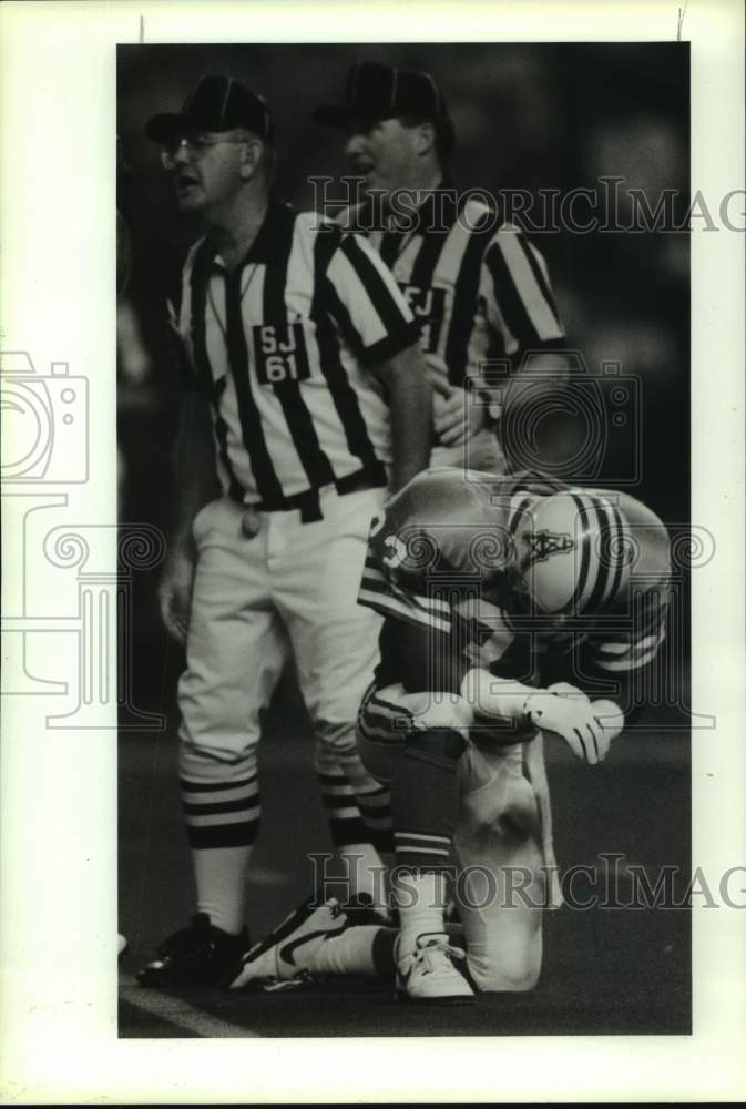 1989 Press Photo Oilers&#39; Billy Bell hangs head after Kenny Johnson muffed a punt- Historic Images