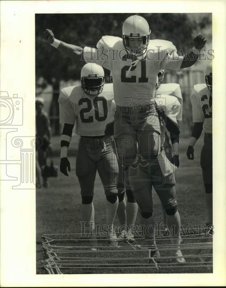 1983 Press Photo Tate Randle performs agility drill at Oilers&#39; training camp.- Historic Images