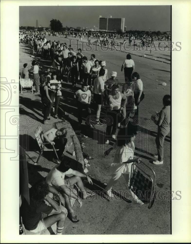 1986 Press Photo Houston Astros fans line up to buy playoff tickets. - hcs17638- Historic Images