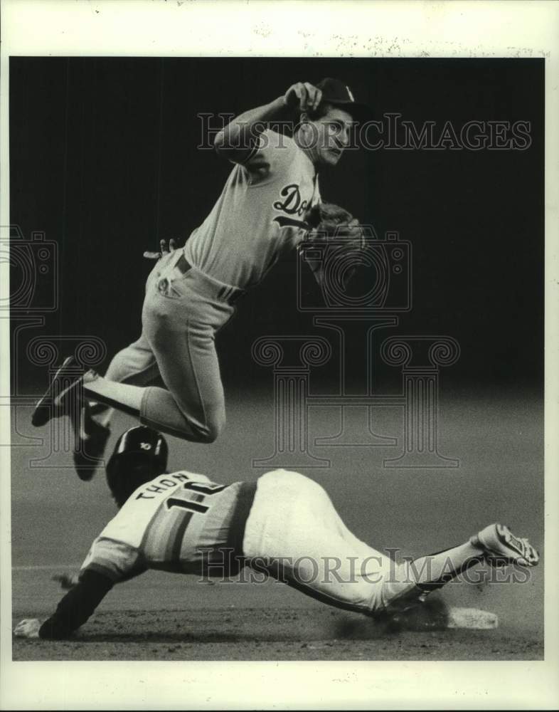 1986 Press Photo Dodgers Steve Sax flies over Astros Dickie Thon for double play- Historic Images